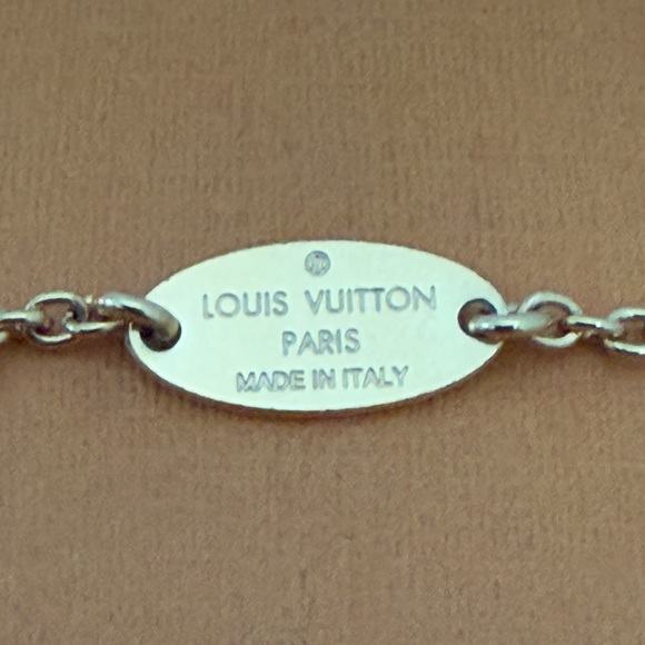 LOUIS VUITTON Essential V Gold Tone Necklace - Picture 8 of 8